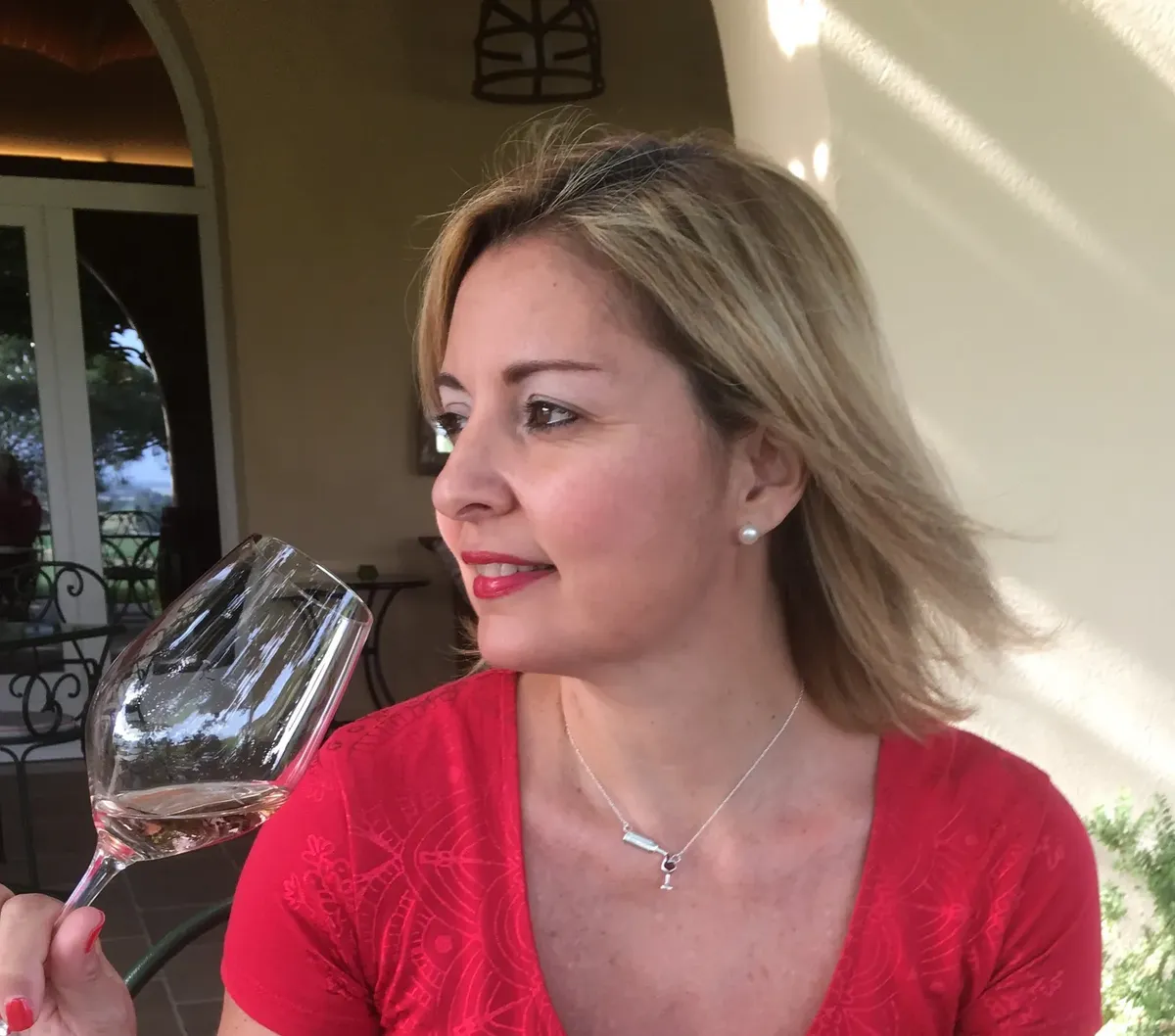Iaponira Diniz, sommelier, degustando vinho